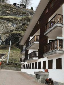 Un edificio con balcones a los lados. en Les Marmottes, en Breuil-Cervinia