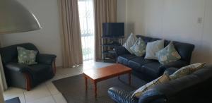 - un salon avec un canapé, deux chaises et une table dans l'établissement Marina Glen 12, à Ramsgate