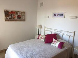 Ein Bett oder Betten in einem Zimmer der Unterkunft Lirios Boutique Luxury Seaview Villa