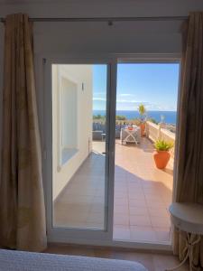 Ein allgemeiner Meerblick oder ein Meerblick von der Villa aus