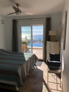 Postel nebo postele na pokoji v ubytování Lirios Boutique Luxury Seaview Villa