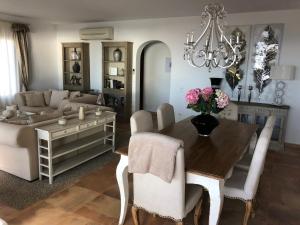 Posezení v ubytování Lirios Boutique Luxury Seaview Villa