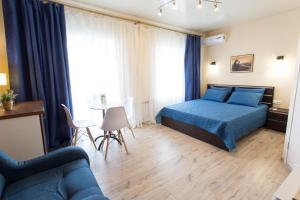 una camera con letto, tavolo e divano di New apartments in the Centre - Kuznechna str. 26/3 a Charkiv