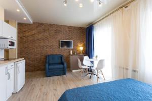 una camera con letto blu, cucina e tavolo di New apartments in the Centre - Kuznechna str. 26/3 a Charkiv