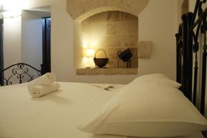 リッツァーノにあるMasseria San Vito - Agriturismoのベッドルーム(白いベッド、暖炉付)
