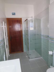 een badkamer met een douche en een glazen deur bij CASA DONNA GILDA in Lecce