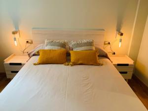 A bed or beds in a room at Viveiro Centro