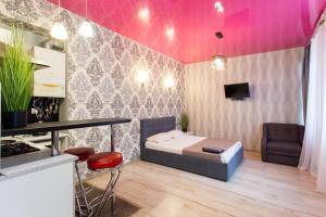 Μια τηλεόραση ή/και κέντρο ψυχαγωγίας στο Studio apartment in the Center - Heroiv Nebesnoi Sotni sq. 21/7