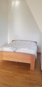 Rúm í herbergi á Aprtman Divčigora C14
