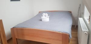 Rúm í herbergi á Aprtman Divčigora C14