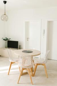 einen Tisch und zwei Stühle in einem Zimmer in der Unterkunft Apartmani Toma in Pakoštane