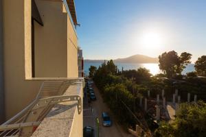 einen Balkon eines Gebäudes mit Meerblick in der Unterkunft Vogue Boutique Hotel in Vlorë