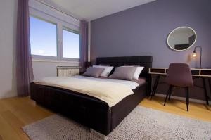 sypialnia z łóżkiem, biurkiem i lustrem w obiekcie Apartment Zagreb 213 w Zagrzebiu