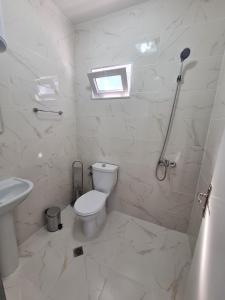 Koupelna v ubytování Бунгала Калина - Нестинарка