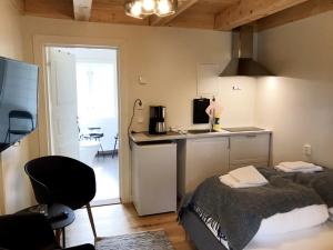 Habitación con cocina con cama y barra. en Valsøya, en Valsøyfjord