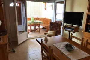 a living room with a table and a television at charme et simplicité de ce nouveau bien in Empuriabrava