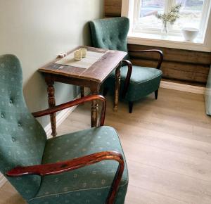 een tafel en twee stoelen en een tafel en een tafel en stoelen bij Valsøya in Valsøyfjord