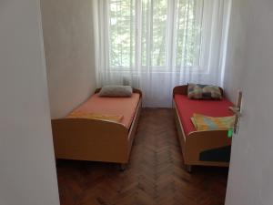 A bed or beds in a room at Old Hotel Borašnica