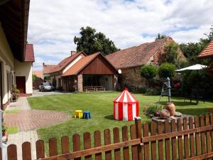 une maison avec une cour et une tente de jeux dans l'établissement Studio pro 2 osoby se samostatným vstupem, à Kutná Hora