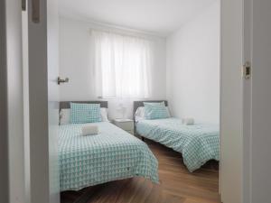 1 dormitorio con 2 camas y ventana en Algaba aral en Alcalá del Río