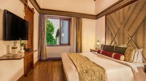 Postel nebo postele na pokoji v ubytování The Naini Retreat, Nainital by Leisure Hotels