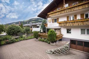 cortile di un edificio con balcone di Apt Hofer Barbara a Villabassa
