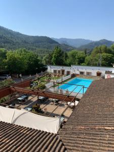 a view of a swimming pool from the roof of a building at Hotel Mirasierra in Coto Ríos