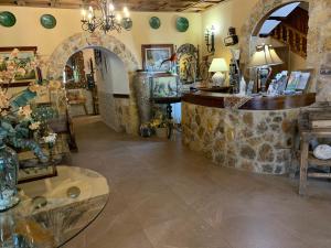 a store with a counter and a room with vases at Hotel Mirasierra in Coto Ríos