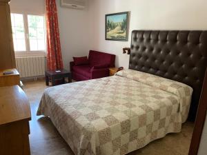 Tempat tidur dalam kamar di Hotel Mirasierra