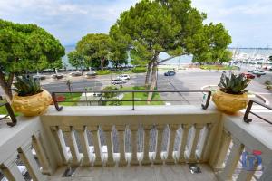 balkon z widokiem na parking w obiekcie Marriott Palazzo Visconti Luxury Suite DesenzanoLoft Official Partner Homes & Villas by Marriott Bonvoy w mieście Desenzano del Garda