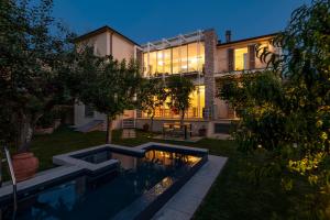 a house with a swimming pool in the yard at Residenza Villa Tosca in Bettolle