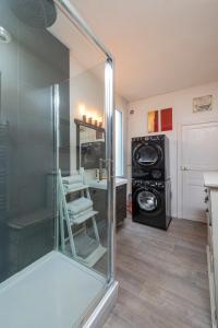 La salle de bains est pourvue d'une douche et d'un lave-linge. dans l'établissement Hyper Centre Place du ralliement, à Angers