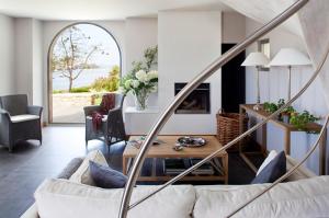 a living room with a couch and a table at Les Galets Blancs in Le Conquet