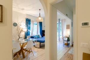 uma sala de estar com uma mesa e um quarto com uma cama em JOIVY Lovely Apt for 4 on the Italian Riviera in Rapallo em Rapallo