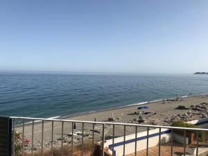 balcone con vista sulla spiaggia. di Taormina Holidays Residence a Forza dʼAgro