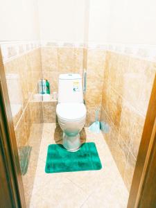 ペンザにあるApartment Proezd Rakhmaninova 3のバスルーム(緑の敷物付きトイレ付)