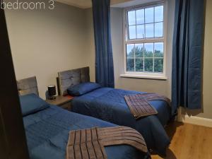 Un pat sau paturi într-o cameră la 4Br Sea View Escape-Near Snowdonia& Coastal Trails