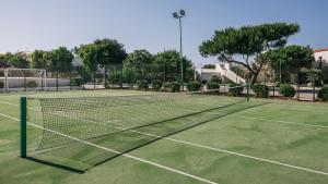 una red de tenis en una pista de tenis en MClub Del Golfo, en Sorso