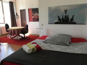 テルトウにあるTop Lage: Teltow-Berlin-Potsdamのベッドルーム1室(ベッド1台、タオル2枚付)