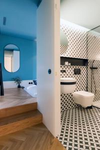 uma casa de banho com uma banheira, um WC e um lavatório. em HM - Infante Riverside Apartment N no Porto