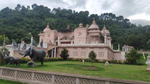 Taman di luar Hotel Tip Top