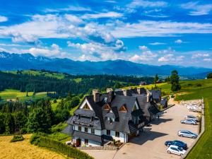una vista aérea de una gran casa en una colina en Willa Majerczyk, en Poronin