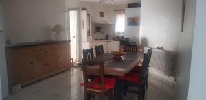 eine Küche mit einem Tisch und Stühlen im Zimmer in der Unterkunft La petite maison dans un village bio in Correns