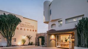 uma representação da frente do hotel Fernandina em Mangia's Favignana Resort em Favignana