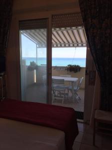 - une chambre avec un lit et une table offrant une vue sur l'océan dans l'établissement Casa Vacanze In Love, à Marina di Montemarciano