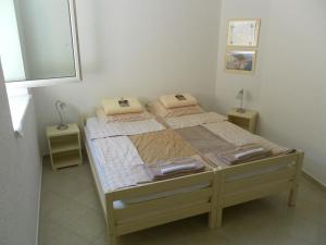 sypialnia z 2 łóżkami w pokoju w obiekcie Apartments David w mieście Perast