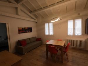 - un salon avec une table et un canapé dans l'établissement Al Vecchio Essicatoio, à Bassano del Grappa