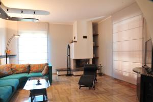 a living room with a green couch and a table at Il Mandorlo in Sant'Orfeto