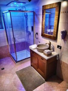 een badkamer met een wastafel en een douche bij Casa Ronzani B&B in Salcedo
