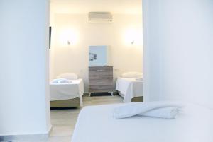 Postel nebo postele na pokoji v ubytování Gumbet Hotel